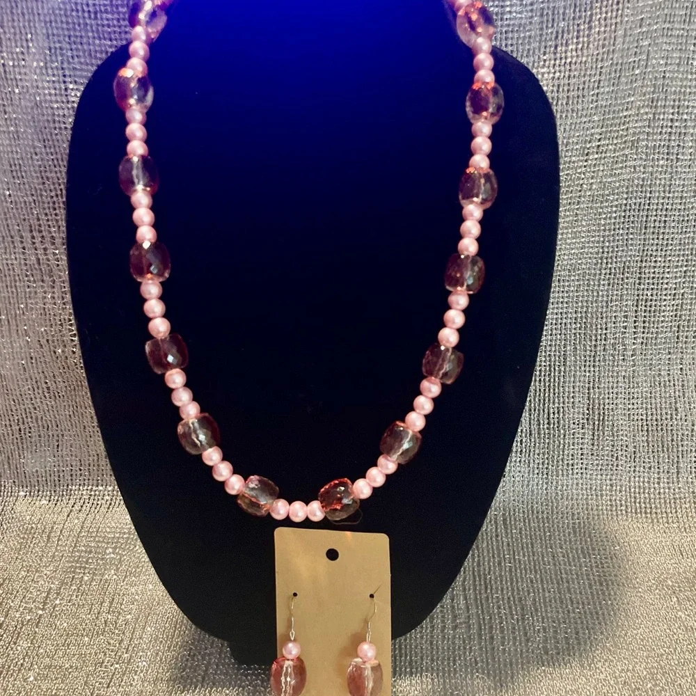 Necklace & Pierced Earring Set with Pink and Red Beads. - Picture 4 of 9